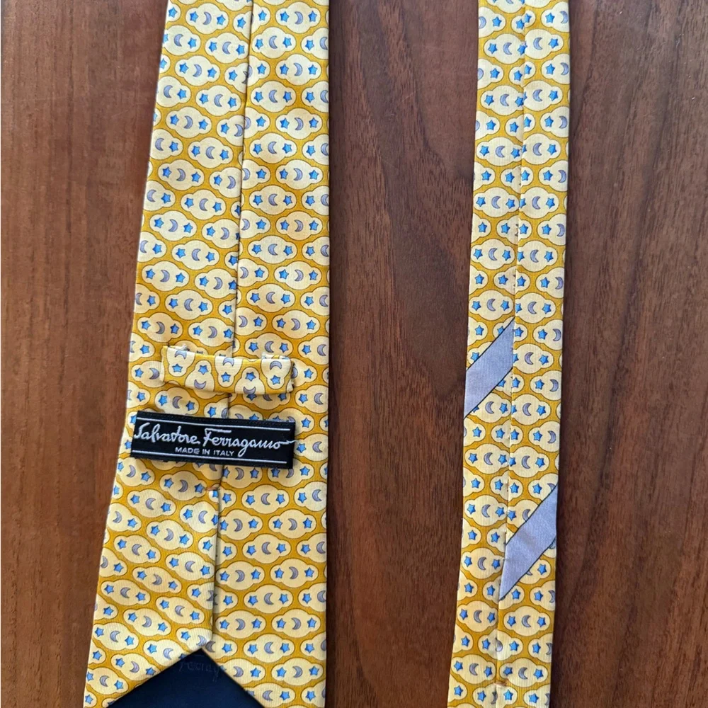 FERRAGAMO - Yellow Patterned Men's Tie - Picture 2 of 3